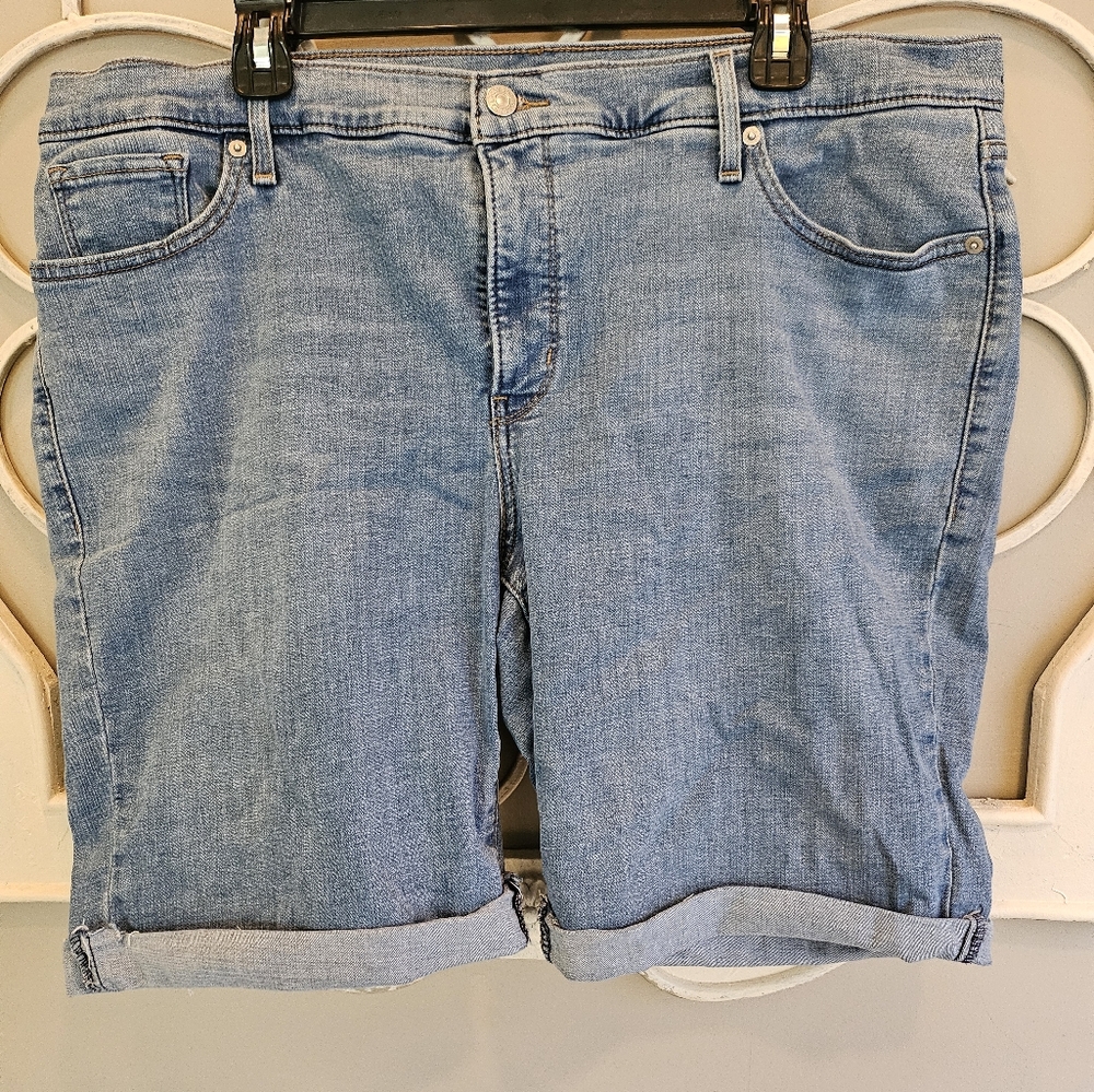 Levi's Light Wash classuc bermuda Denim Shorts euc (Z38)